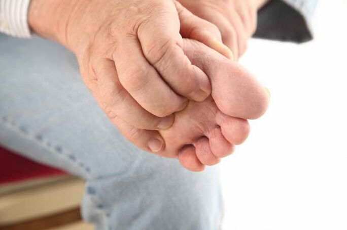 itching on the foot with thoracic osteochondrosis